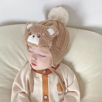 Нов голям помпон зимна бебешка плетена шапка агнешко вълна малко дете деца сладък мечок дебел топъл шапка на открито момчета момичета капачка за защита на ушите